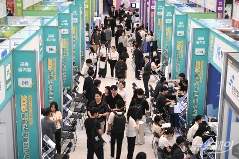"삼성전자보다 850만원 더 받는다"···82개 금융사 채용 박람회 '열기 후끈'