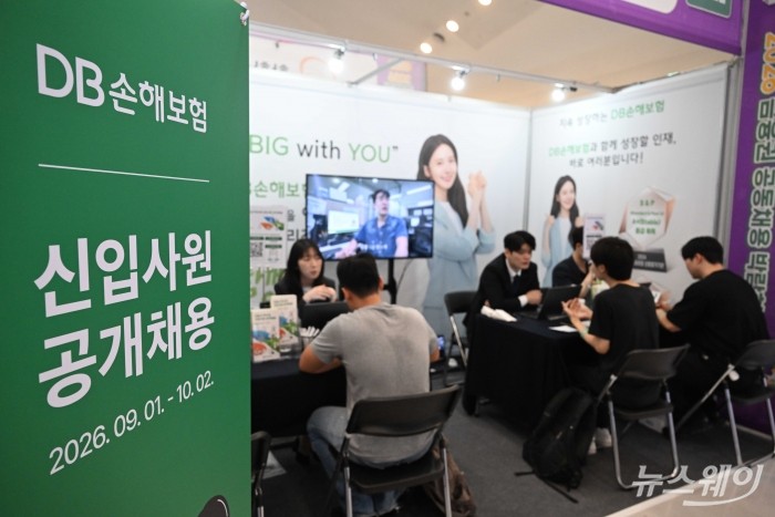 금융권 공동채용 박람회를 찾은 구직자들이 19일 오전 서울 중구 동대문디자인플라자 DDP에 마련된 부스에서 면접을 치루고 있다. 사진=강민석 기자