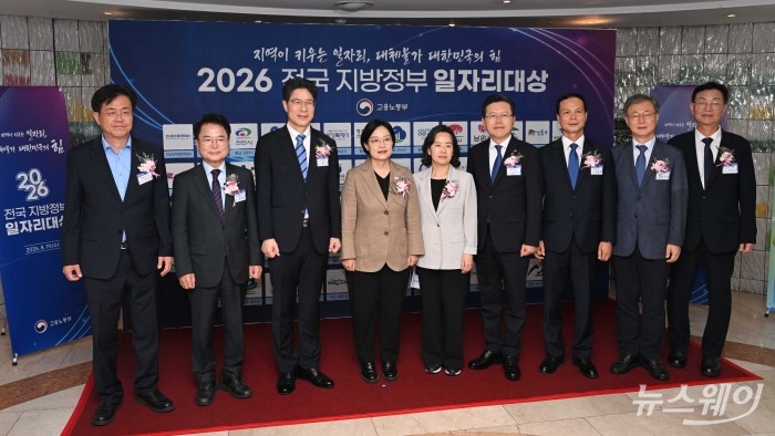 지방자치단체장들과 기념촬영 갖는 한성숙 국무총리