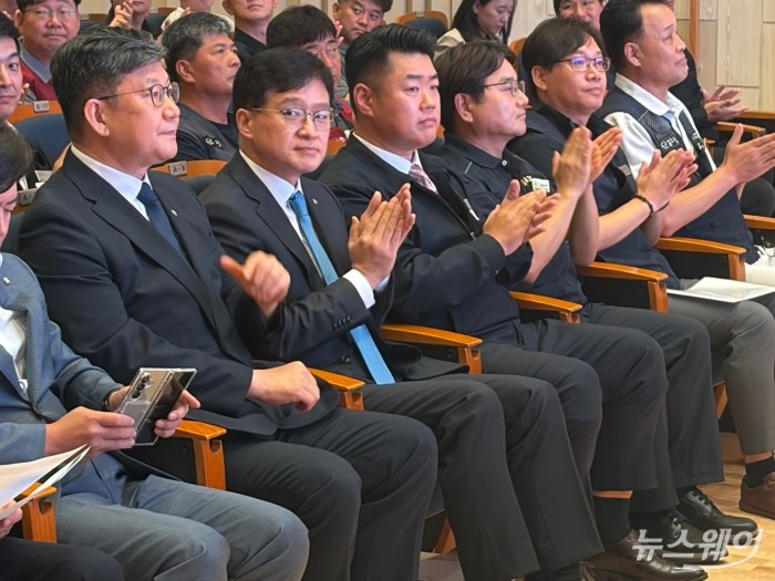 전국건설기업노동조합 대우건설지부 창립 39주년 기념식에 참석한 (왼쪽 두 번째)이강석 대우건설 대표이사 직무대행, (왼쪽 세 번째)심상철 대우건설 노동조합 위원장. 사진=박상훈 기자