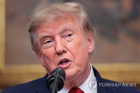 트럼프, 이란에 '전례없는 경제 전쟁' 선언..."돕는 국가는 금융 제재"