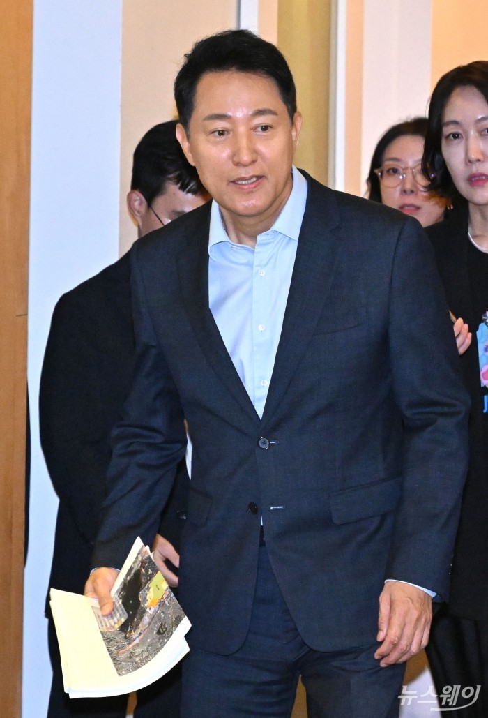 오세훈 서울시장이 20일 오전 서울 중구 달개비에서 김윤덕 국토교통부 장관과의 주택공급 관련 면담을 갖기 위해 면담장으로 들어서고 있다. 사진=강민석 기자