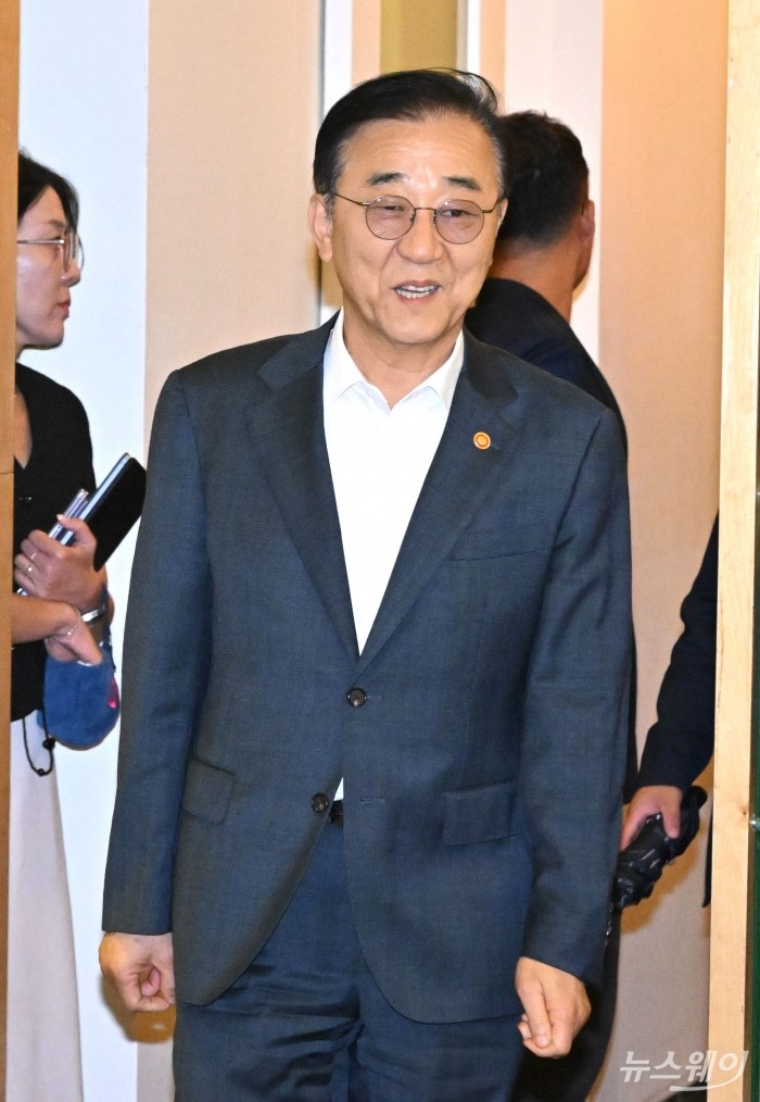 김윤덕 국토교통부 장관이 20일 오전 서울 중구 달개비에서 오세훈 서울시장과의 주택공급 관련 면담을 갖기 위해 면담장으로 들어서고 있다. 사진=강민석 기자