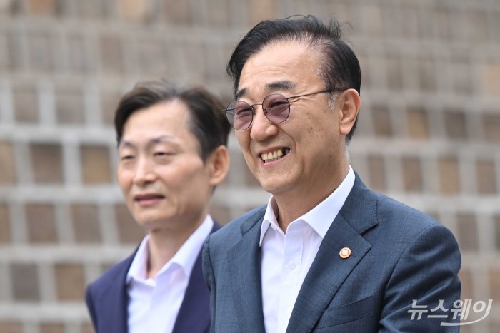 김윤덕 국토교통부 장관이 20일 오전 서울 중구 달개비에서 오세훈 서울시장과 주택공급 관련 면담을 갖기 위해 면담장으로 이동하고 있다. 사진=강민석 기자