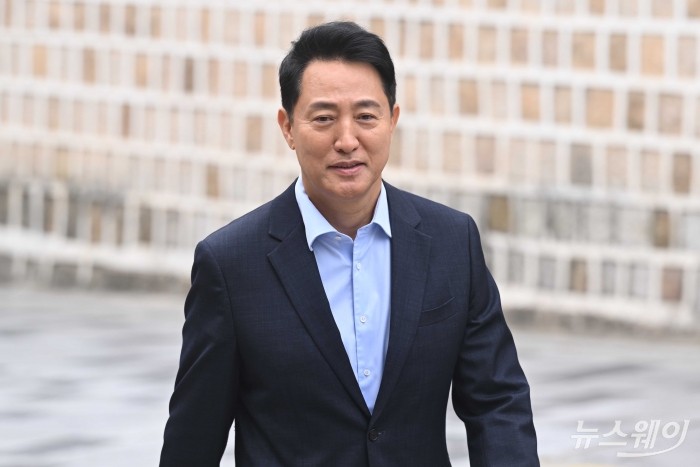 오세훈 서울시장이 20일 오전 서울 중구 달개비에서 김윤덕 국토교통부 장관과의 주택공급 관련 면담을 갖기 위해 면담장으로 이동하고 있다. 사진=강민석 기자