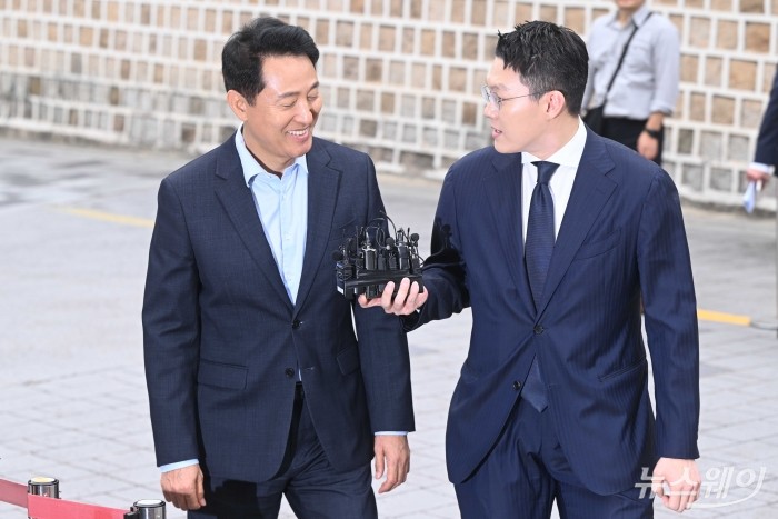 오세훈 서울시장이 20일 오전 서울 중구 달개비에서 김윤덕 국토교통부 장관과의 주택공급 관련 면담을 갖기 위해 면담장으로 이동하던 중 취재진의 질문을 경청하고 있다. 사진=강민석 기자