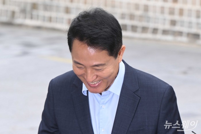 오세훈 서울시장이 20일 오전 서울 중구 달개비에서 김윤덕 국토교통부 장관과의 주택공급 관련 면담을 갖기 위해 면담장으로 이동하고 있다. 사진=강민석 기자