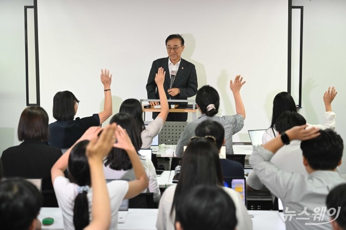 김윤덕 국토교통부 장관이 20일 오전 서울 중구 상연재에서 '오세훈 서울시장과의 주택공급' 관련 면담 관련 사후 브리핑을 하고 있다. 사진=강민석 기자