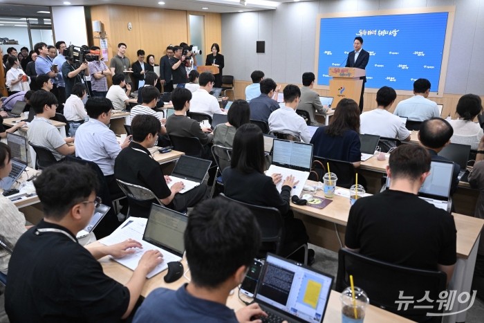 오세훈 서울시장이 20일 오전 서울시청에서 '김윤덕 국토교통부 장관과의 주택공급' 면담 관련 사후 브리핑을 하고 있다. 사진=강민석 기자