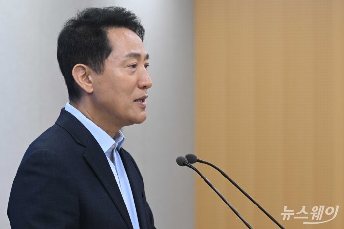 오세훈 서울시장이 20일 오전 서울시청에서 '김윤덕 국토교통부 장관과의 주택공급' 면담 관련 사후 브리핑을 하고 있다. 사진=강민석 기자