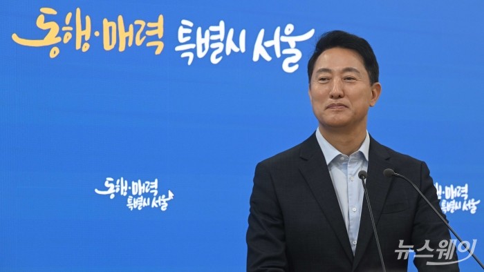 오세훈 서울시장이 20일 오전 서울시청에서 '김윤덕 국토교통부 장관과의 주택공급' 면담 관련 사후 브리핑을 하던 중 미소를 짓고 있다. 사진=강민석 기자