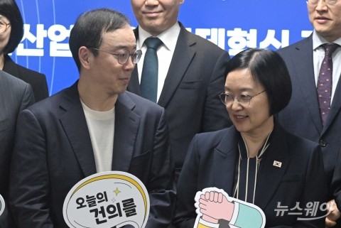 '신산업 분야 규제' 대화 나누는 한성숙 국무총리·송병준 벤처기업협회장