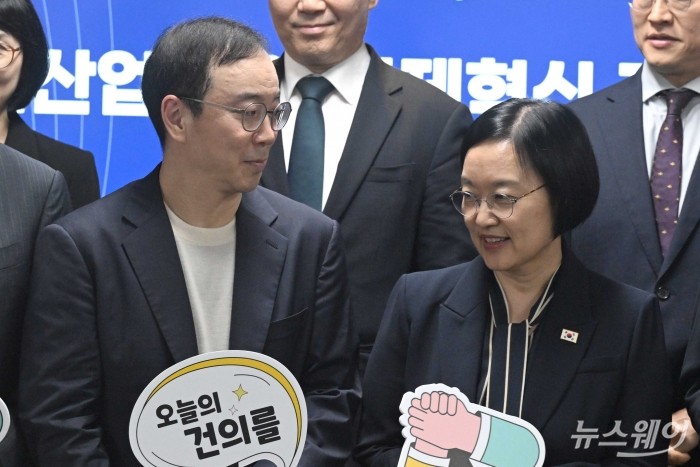'신산업 분야 규제' 대화 나누는 한성숙 국무총리·송병준 벤처기업협회장