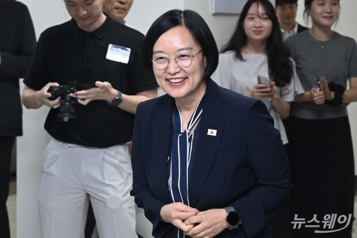 한성숙 국무총리가 20일 오후 서울 구로구 벤처기업협회에서 열린 신산업 분야 규제혁신 간담회에 참석하기 위해 간담회장으로 들어서고 있다. 사진=강민석 기자
