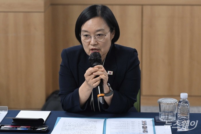 한성숙 국무총리가 20일 오후 서울 구로구 벤처기업협회에서 열린 신산업 분야 규제혁신 간담회에서 모두발언을 하고 있다. 사진=강민석 기자