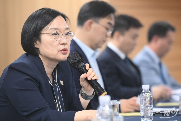 한성숙 국무총리가 20일 오후 서울 구로구 벤처기업협회에서 열린 신산업 분야 규제혁신 간담회에서 모두발언을 하고 있다. 사진=강민석 기자