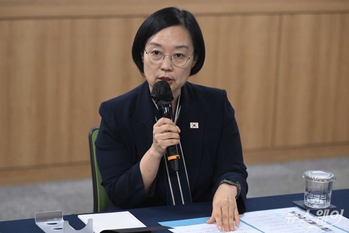 한성숙 국무총리가 20일 오후 서울 구로구 벤처기업협회에서 열린 신산업 분야 규제혁신 간담회에서 모두발언을 하고 있다. 사진=강민석 기자