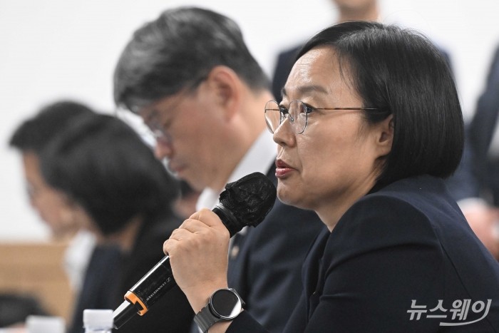 한성숙 국무총리가 20일 오후 서울 구로구 벤처기업협회에서 열린 신산업 분야 규제혁신 간담회에서 모두발언을 하고 있다. 사진=강민석 기자