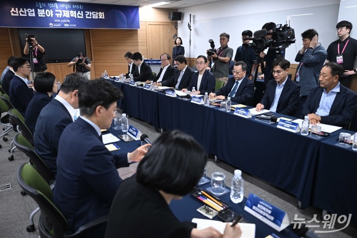 (오른쪽 네 번째)송병준 벤처기업협회장을 비롯한 참석자들이 20일 오후 서울 구로구 벤처기업협회에서 열린 신산업 분야 규제혁신 간담회에 참석해 한성숙 국무총리의 모두발언을 경청하고 있다. (오른쪽부터)서성일 한국인공지능·소프트웨어산업협회 상근부회장, 김종현 한국핀테크산업협회장, 조성환 한국자율주행산업협회장, 송 벤처기업협회장, 노연홍 한국제약바이오협회장, 오준호 한국AI로봇산업협회장, 김재원 코리아스타트업포럼 의장 등. 사진=강민석 기자