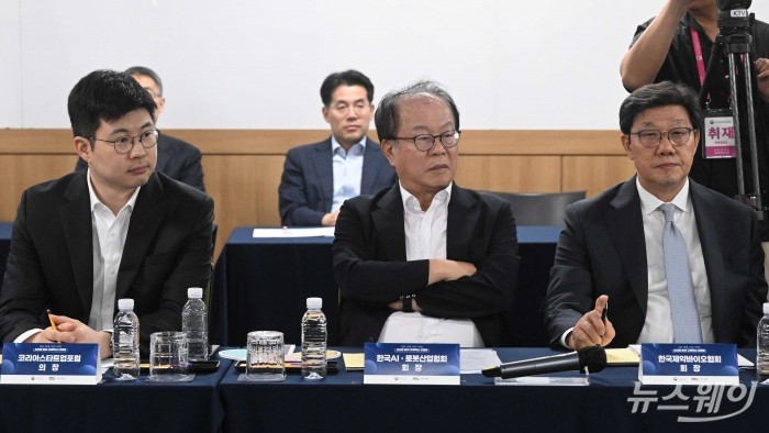 (왼쪽부터)김재원 코리아스타트업포럼 의장, 오준호 한국AI로봇산업협회장, 노연홍 한국제약바이오협회장이 20일 오후 서울 구로구 벤처기업협회에서 열린 신산업 분야 규제혁신 간담회에 참석해 한성숙 국무총리의 모두발언을 경청하고 있다. 사진=강민석 기자
