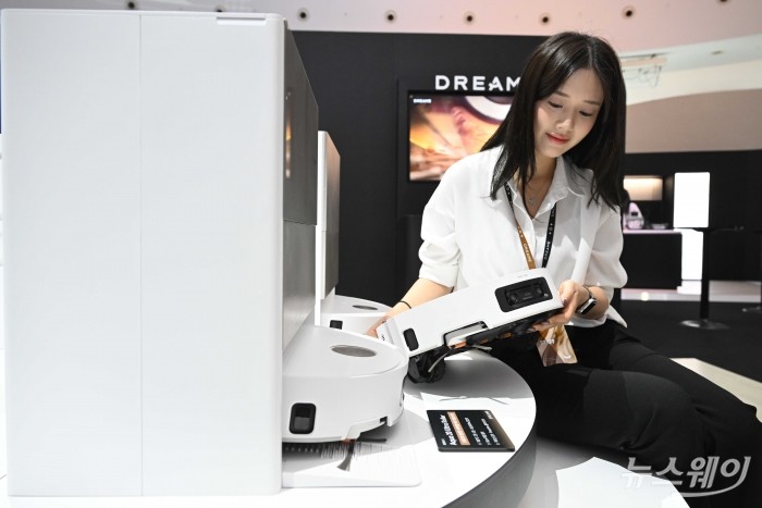 중국 생활가전 업체 드리미 테크놀로지가 21일 오전 서울 서초구 가빛섬에서 열린 DREAME in SEOUL에서 'Aqua 20 Ultra Steam' 신제품을 선보이고 있다. 사진=강민석 기자