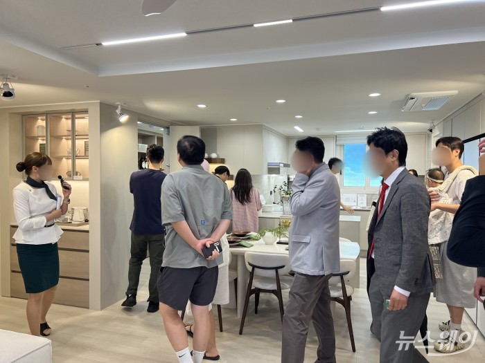 예비 청약자들이 '검암역 푸르지오 프라베뉴' 내 마련된 60타입 유니트를 구경하고 있다. 사진=서현진 기자
