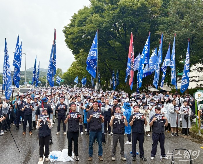 양재동서 피켓 치켜든 3000명에 도로 마비...현대차 노사 갈등 '최고조'