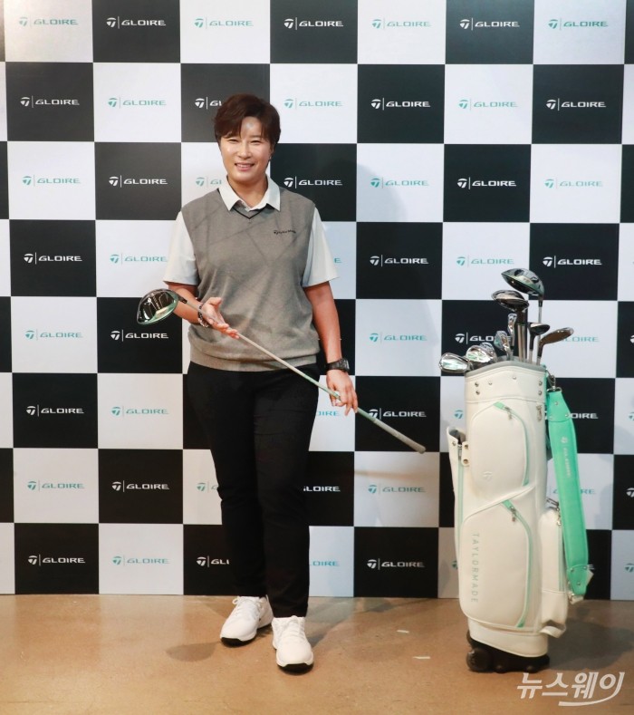 테일러메이드 앰배서더 박세리가 지난 20일 서울 성동구 코사이어티에서 'THE HOUSE OF GLOIRE 27'을 콘셉트로 열린 토털 우먼스 골프 브랜드 '글로리27' 공개 행사에서 신제품을 소개하고 있다. 사진=테일러메이드
