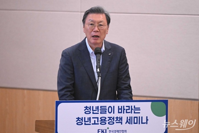 김창범 한국경제인협회 부회장이 24일 오후 서울 여의도 FKI타워에서 열린 청년들이 바라는 청년고용정책 세미나에서 개회사를 하고 있다. 사진=강민석 기자