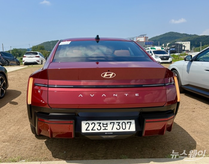 디 올 뉴 아반떼 가솔린 2.0 인스퍼레이션 후면부. 사진=황예인 기자