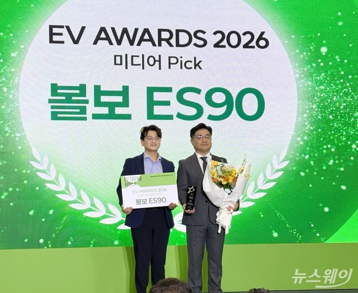 (왼쪽부터) 류종은 한국자동차기자협회 협회장과 이만식 볼보자동차코리아 전무. 사진=황예인 기자