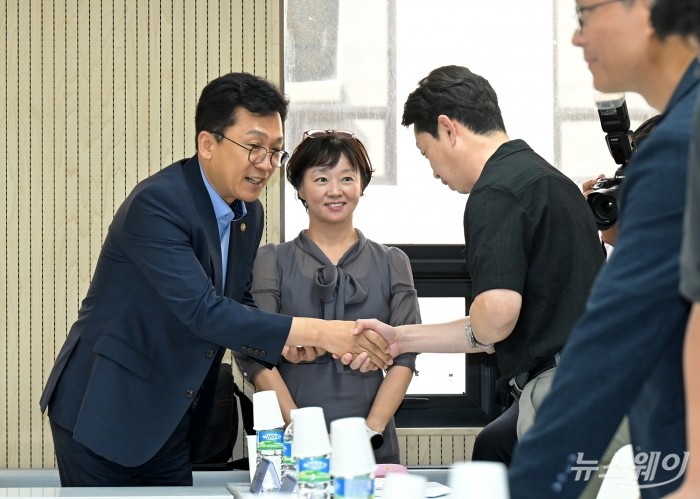 이병권 중소벤처기업부 제2차관이 참석기업 대표와 인사하고 있다. 사진=이수길 기자
