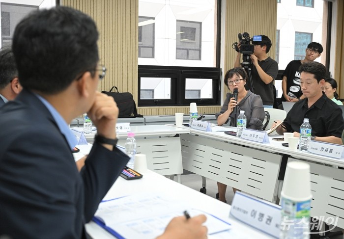 이병권 중소벤처기업부 제2차관이 25일 오후 서울 영등포구 여의도 중소벤처기업진흥공단 수도권 지원센터에서 열린 '홈플러스 협력·입점기업 간담회'에서 참석기업 대표의 발언을 듣고 있다. 사진=이수길 기자