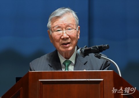 이중근 부영그룹 회장, 올해 두 번째 장학금 전달···32개국 유학생 98명