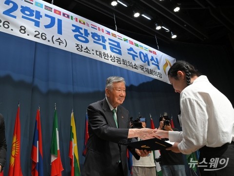 이중근 부영그룹 회장, 32개국 유학생에게 장학금 4억원 전달 
