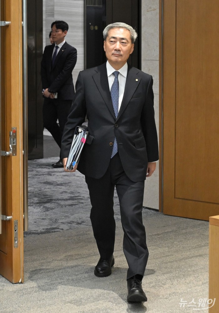 금통위 참석하는 신현송 한국은행 총재. 사진=이수길 기자