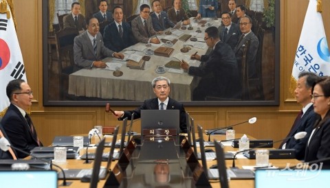기준금리 인상·동결 '팽팽한' 전망 속에 열린 한은 금통위