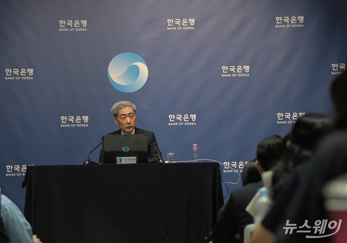 신현송 한국은행 총재가 27일 오전 서울 중구 한국은행에서 열린 금융통화위원회 통화정책방향 간담회에서 질의에 답하고 있다. 사진=이수길 기자