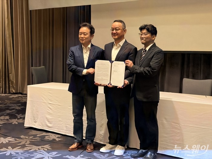 (좌측부터) 남경필 퓨처링크 회장, 제임스 펑 포니.ai 공동창업자 겸 CEO, 차두원 퓨처링크 대표이사가 28일 열린 '포니.ai-퓨처링크 전략적 협력 협약식'에서 기념 촬영을 하고 있다. 사진=권지용 기자