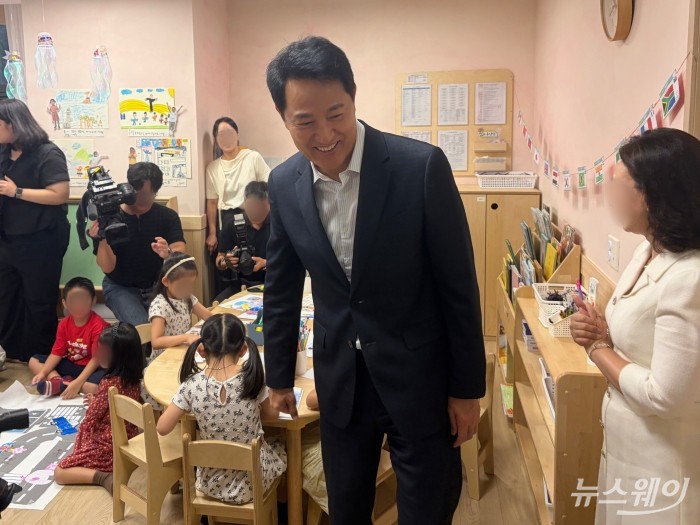 오세훈 서울시장이 서울 송파구 잠실르엘 어린이집을 나서고 있다. 사진=박상훈 기자