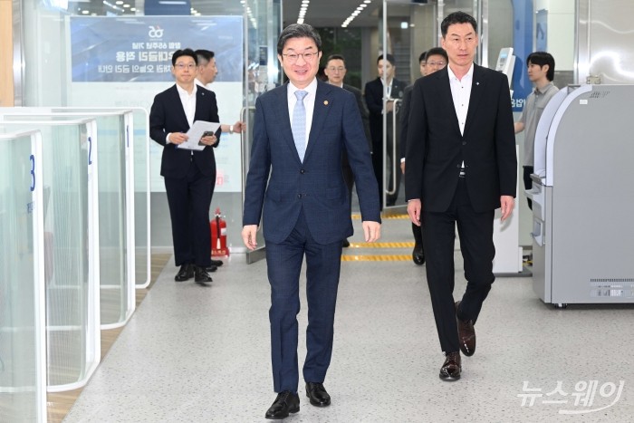 이억원 금융위원장과 장민영 IBK기업은행장이 2일 오전 서울 종로구 IBK기업은행 광화문지점을 방문해 SCB 대출 약정 시연 참관 및 간담회에 참석하기 위해 간담회장으로 향하고 있다. 사진=강민석 기자