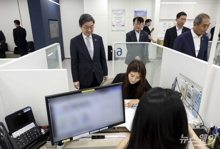 이억원 금융위원장, 최유삼 한국신용정보원장, 장민영 IBK기업은행장을 비롯한 내빈들이 2일 오전 서울 종로구 IBK기업은행 광화문지점을 찾아 SCB 대출 약정 시연을 참관하고 있다. 사진=강민석 기자