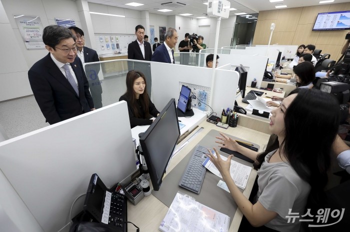이억원 금융위원장, 최유삼 한국신용정보원장, 장민영 IBK기업은행장을 비롯한 내빈들이 2일 오전 서울 종로구 IBK기업은행 광화문지점을 찾아 SCB 대출 약정 시연을 참관하고 있다. 사진=강민석 기자