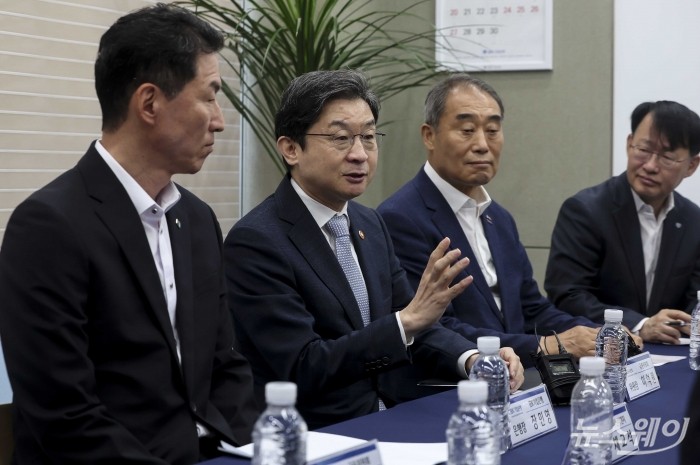 이억원 금융위원장이 2일 오전 서울 종로구 IBK기업은행 광화문지점에서 열린 SCB 시범운영 간담회에서 수혜 대상 소상공인들과 대화를 하고 있다. 사진=강민석 기자