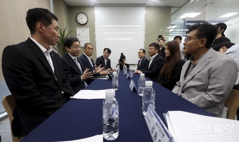 SCB 수혜 대상 소상공인 만난 이억원 금융위원장