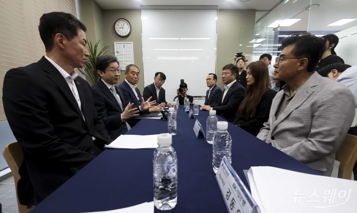 이억원 금융위원장이 2일 오전 서울 종로구 IBK기업은행 광화문지점에서 열린 SCB 시범운영 간담회에서 수혜 대상 소상공인들과 대화를 하고 있다. 사진=강민석 기자