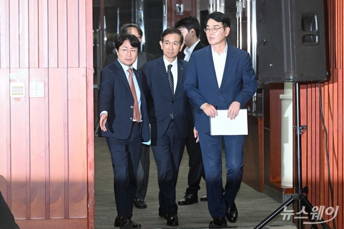(중앙 오른쪽)박용진 대통령 직속 규제합리화위원회 부위원장과 황성엽 금융투자협회장이 2일 오후 서울 여의도 금융투자협회에서 열린 '증권시장 결제주기 단축(T+1일)' 토론회에 참석하기 위해 토론장으로 들어서고 있다. 사진=강민석 기자