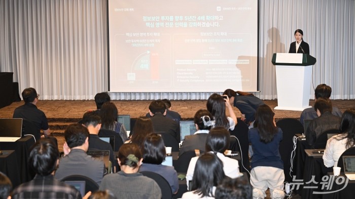 '티빙 사이버 침해사고 정보보안 강화 및 고객 보상 설명회'에 참석한 최주희 티빙 대표이사가 3일 오후 서울 중구 코리아나호텔에서 사과문을 낭독하고 있다. <br />
사진=강민석 기자