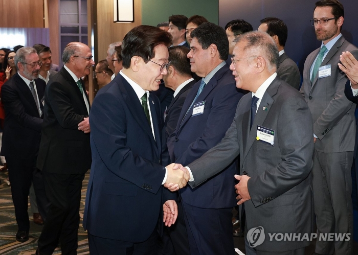 지난 7월 브라질 상파울루에서 열린 한-브라질 비즈니스 라운드테이블에서 이재명 대통령과 정의선 현대차그룹 회장이 악수하고 있다. 사진=연합뉴스 제공