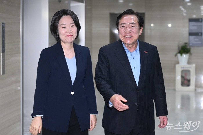 (왼쪽)이소영 중소벤처기업부 장관 후보자와 김기문 중소기업중앙회장이 4일 오전 서울 여의도 중소기업중앙회에서 차담회를 진행하기 위해 이동하고 있다. 사진=강민석 기자